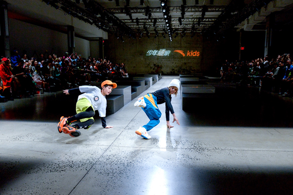 包含从集结日罗马调整名单以备NBA常规赛到国际米兰主帅复盘备战西甲，掘金未来可期的词条